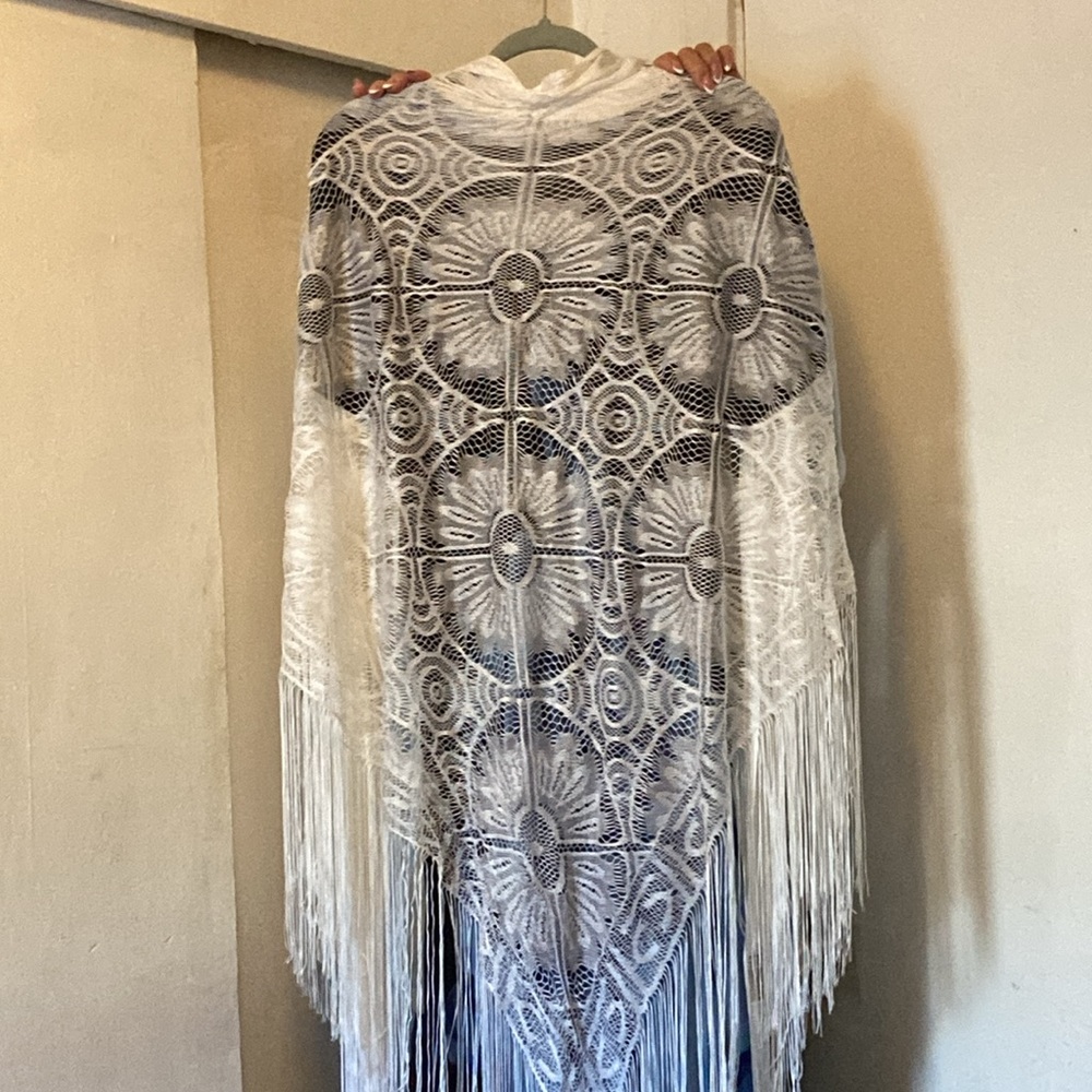 White Shawl - Picture 3 of 4